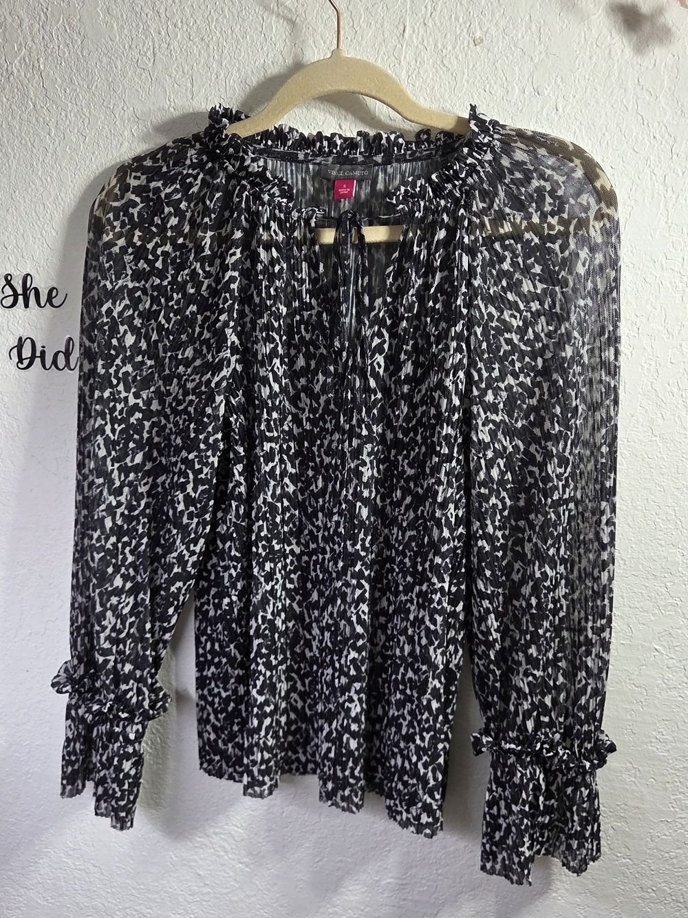 VINCE CAMUTO Black & White Abstract Print Smocked Neck Blouse Size S - Picture 2 of 7